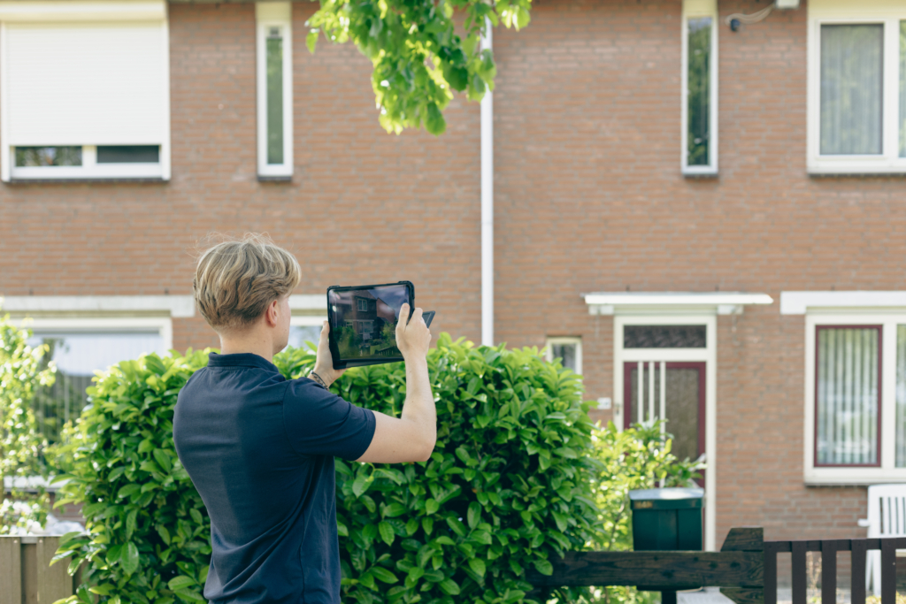 Medewerker DLE energy die een analyse uitvoert bij een klant