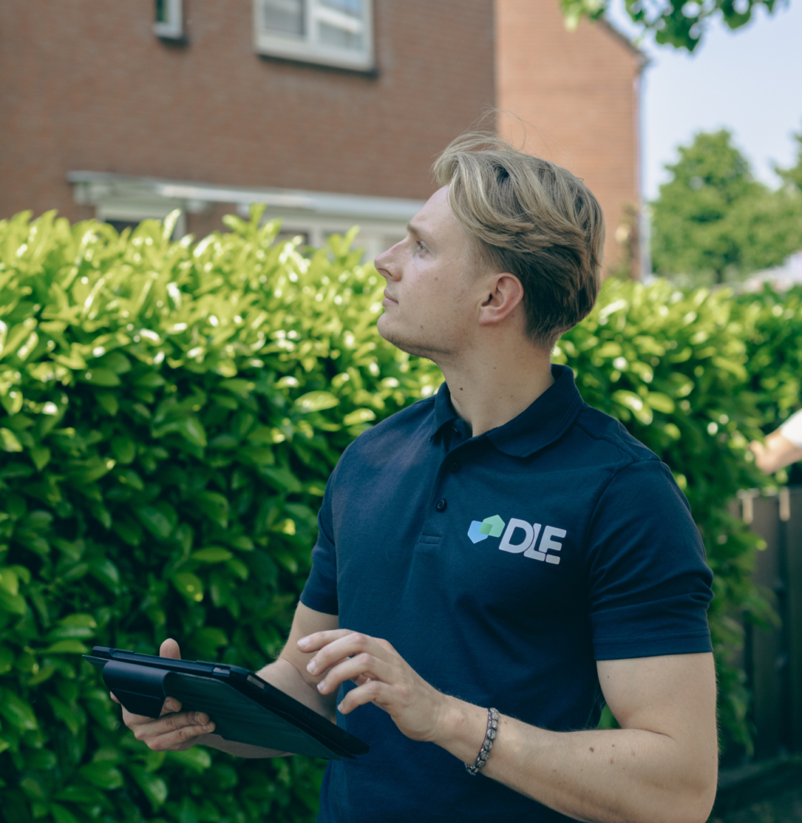 Medewerker DLE energy die een analyse uitvoert bij een klant