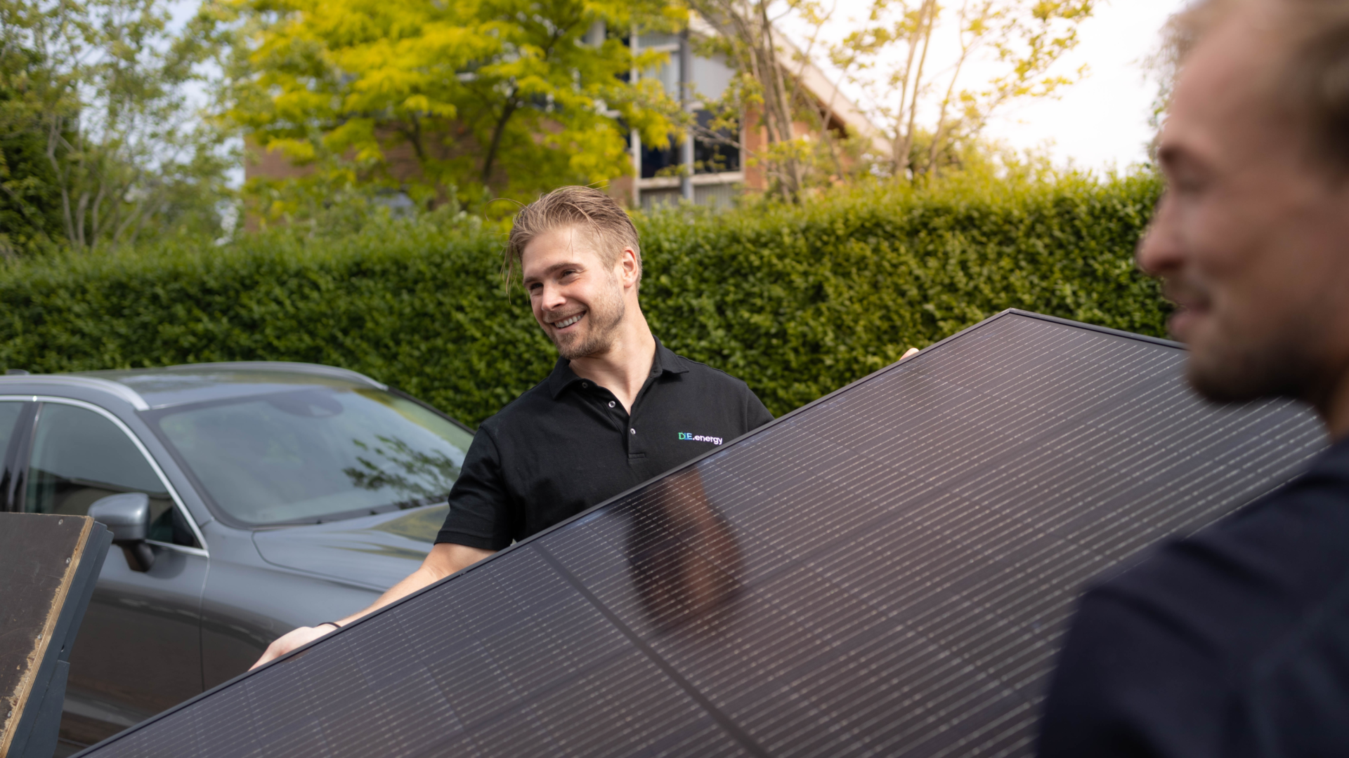 Medewerkers DLE energy bezig met installatie van zonnepanelen