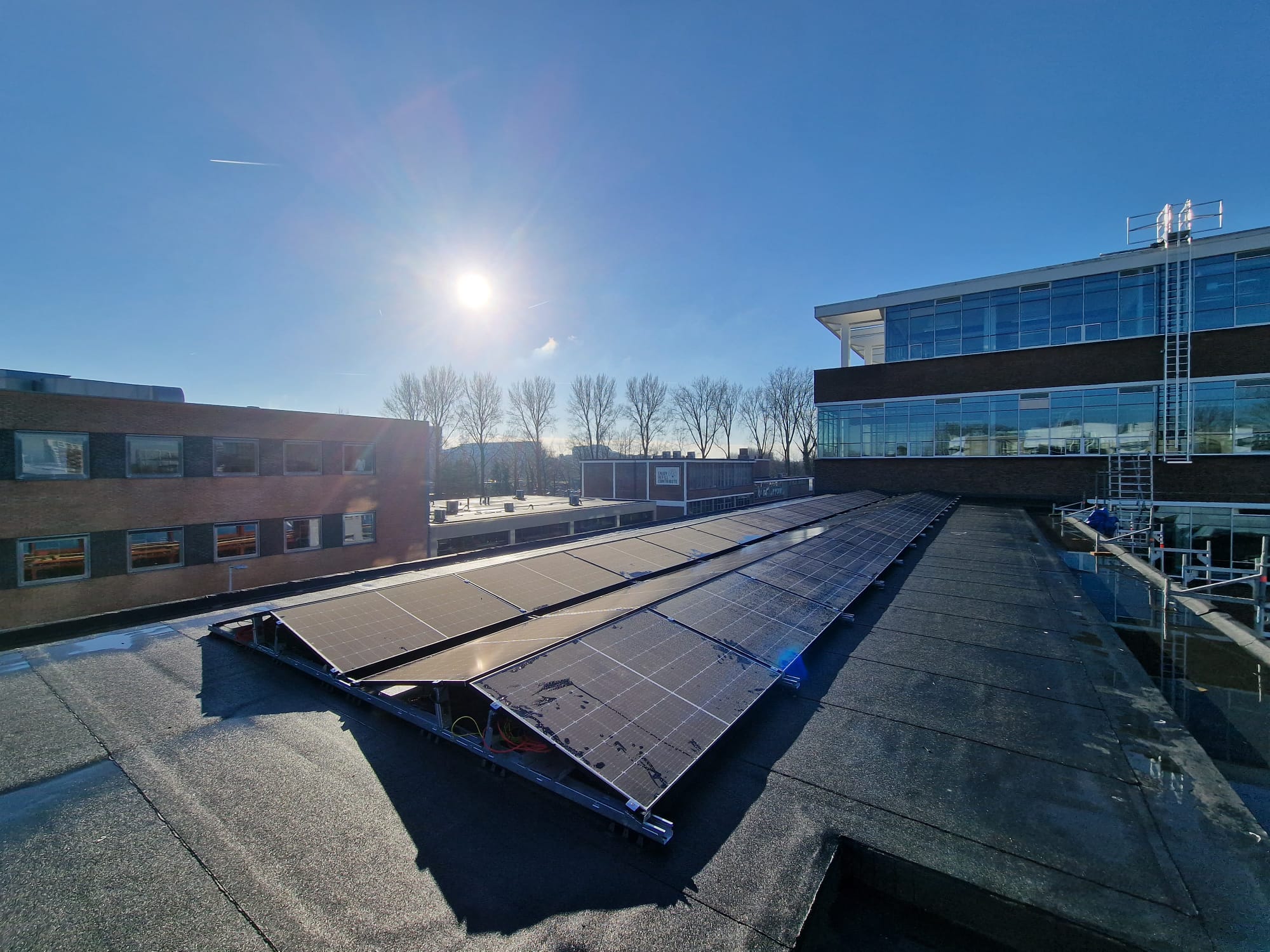 Bovenaanzicht zonnepanelen op dak