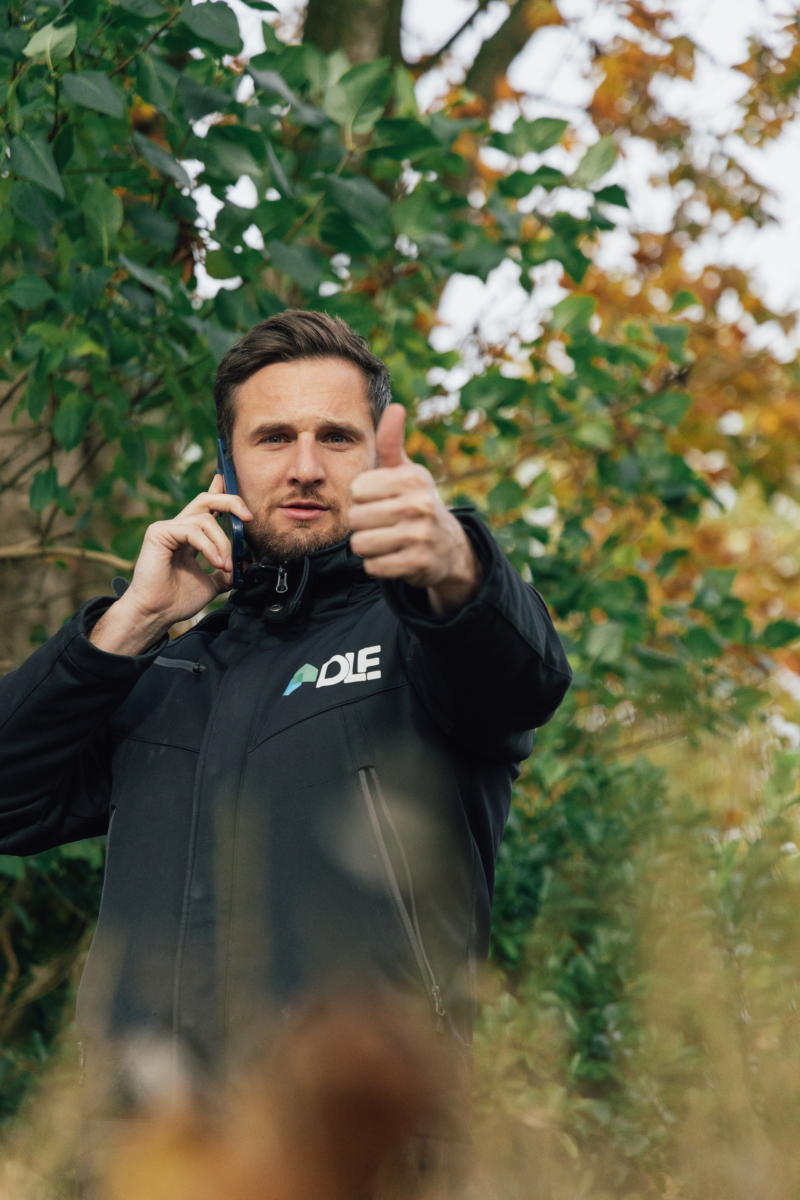 Medewerker DLE energy met duim omhoog