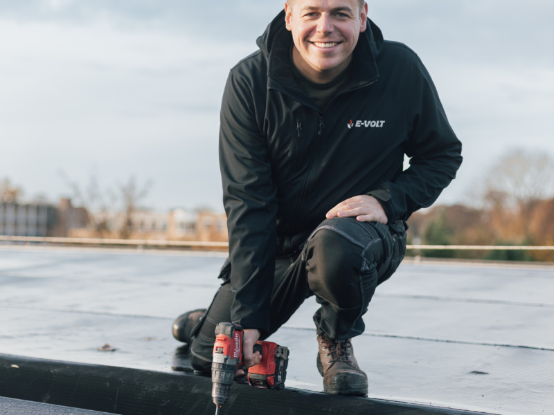 Medewerker DLE energy installatie zonnepanelen