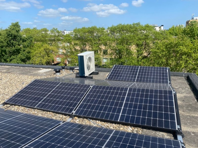 Installatie zonnepanelen + hybride warmtepomp